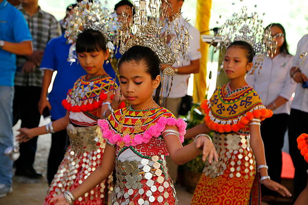natif de sarawak, iban adolescent fille en costume traditionnel spectacles de danse traditionnelle - kuching photos et images de collection