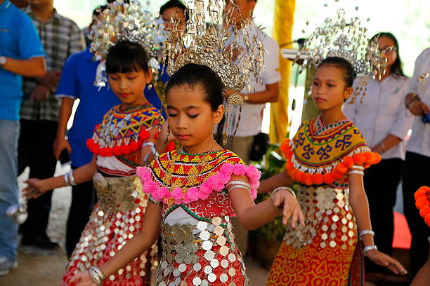 sarawak alaski, iban nastolatki dziewczyny w tradycyjny taniec tradycyjnych kostium performance - dayak zdjęcia i obrazy z banku zdjęć