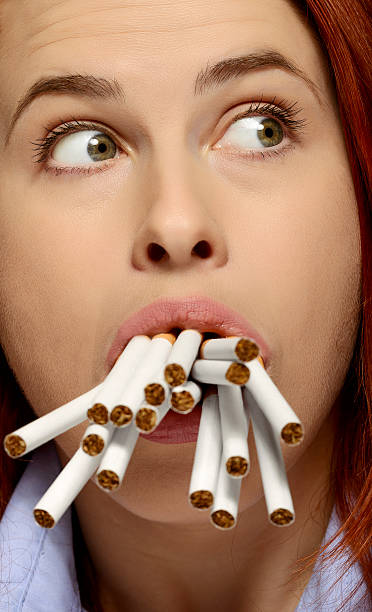 опасные пристрастие - cigarette addiction shock smoking стоковые фото и изображения