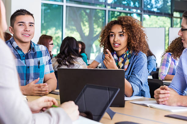 さまざまな大学校または大学の学生で調査するグループ - high school high school student classroom group of people ストックフォトと画像