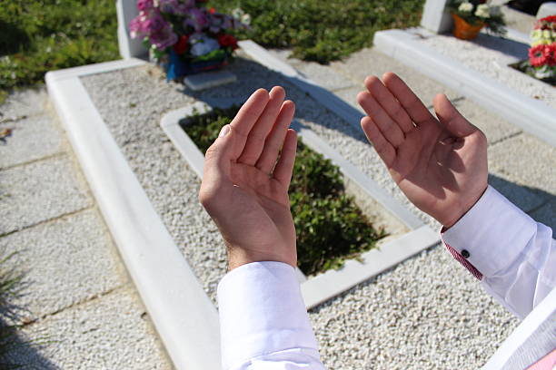 istock Islamic praying on dead person 528985489