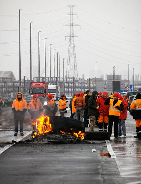 nationwide anti-strenge strike in belgien - picket line fotos stock-fotos und bilder