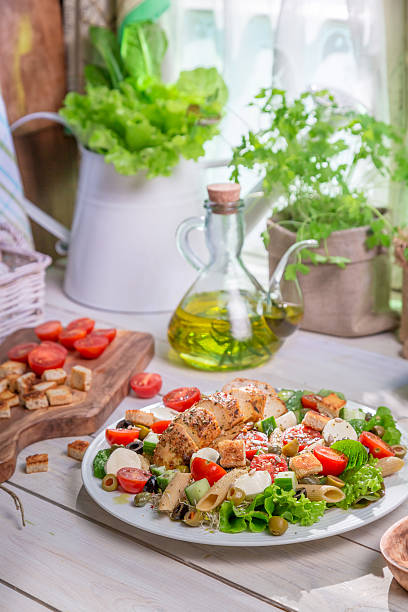 primavera salada na cozinha de sol - grilled chicken chicken herb thin imagens e fotografias de stock