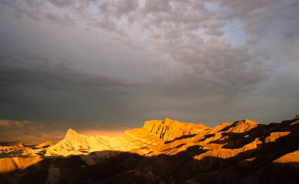 luce drammatica badlands amargosa catena della valle della morte zab - panoramic california mountain range southwest usa foto e immagini stock