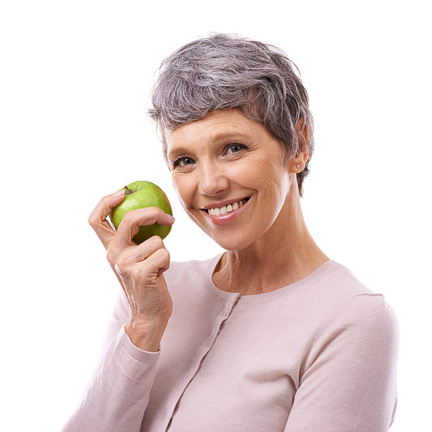 mantenendo il colorito sano - apple women green eating foto e immagini stock