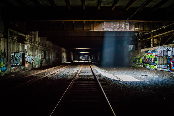 гранж темный железнодорожный тоннель - subway station urban scene city new york city стоковые фото и изображения