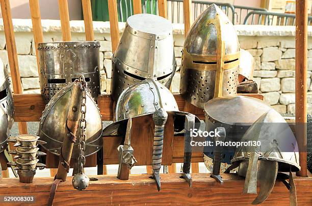 Medieval Armors Foto de stock y más banco de imágenes de Accesorio de cabeza - Accesorio de cabeza, Actuación - Representación, Agresión