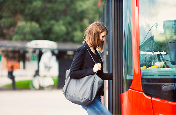 junger reisender einsteigen in den bus - walk board stock-fotos und bilder