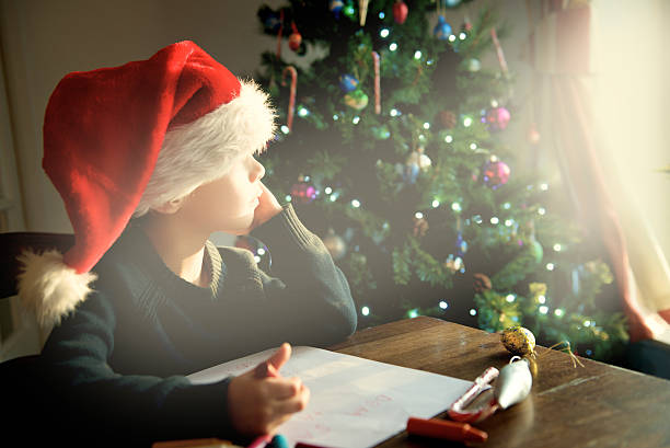 niño está esperando la inspiración para navidad carta - christmas window santa claus lighting equipment fotografías e imágenes de stock