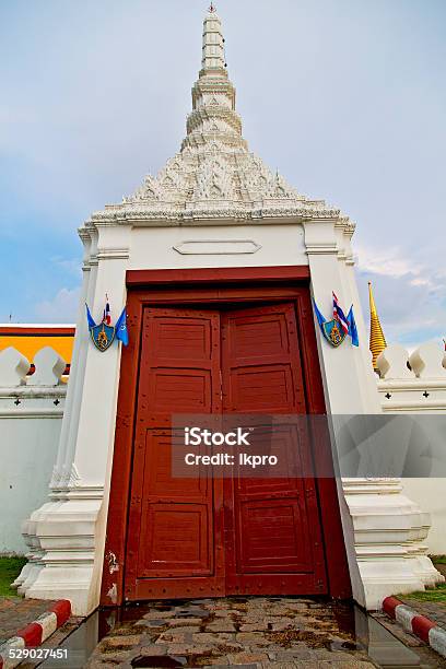 Thailand Asia In Bangkok Rain Temple Pavement Flag Stock Photo - Download Image Now