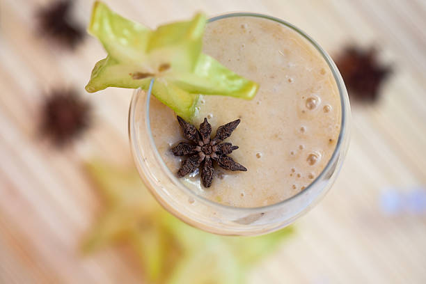 Fruta Estrela e banana smoothie de Natal - fotografia de stock