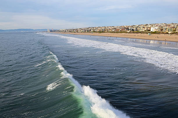 マンハッタンビーチの波 - santa monica surfing beach city of los angeles ストックフォトと画像