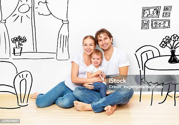 Familia Joven Feliz En Apartamento Nuevo Sueño Y Plan Interior Foto de stock y más banco de imágenes de Onírico