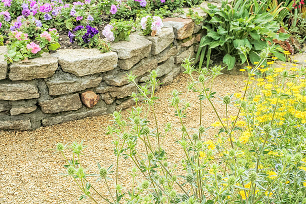 金属片のアルパインスライドを擁壁 - landscaped retaining wall wall stone ストックフォトと画像