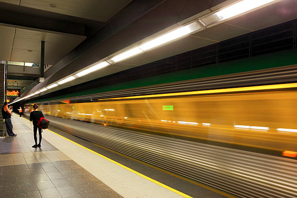 transperth treno elettrico partono stazione della metropolitana di perth - train australia electric train image foto e immagini stock