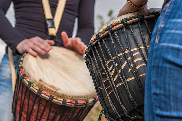 ludzie ręce, odtwarzanie muzyki w djembe bębny - ethnic music zdjęcia i obrazy z banku zdjęć