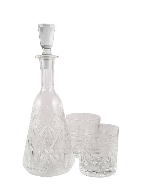 стеклянный графин с кристаллами сосуд с стакан - decanter crystal carafe glass стоковые фото и изображения