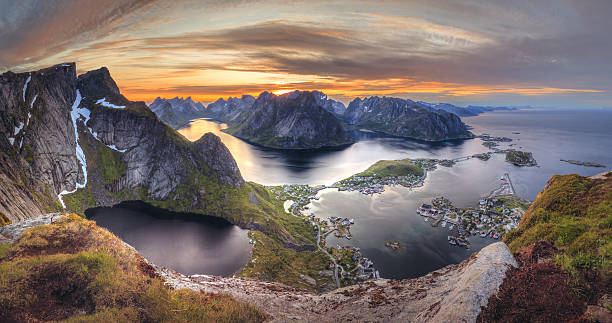 закат в норвегии в лофотенские острова island : reinebringen-рейне город - midnight sun стоковые фото и изображения