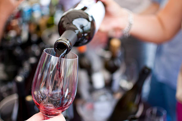 vino rosso versare nel bicchiere - wine bottle bottle burgundy wine foto e immagini stock