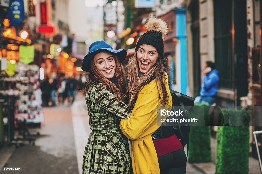 Dos chicas en una calle comercial de la ciudad de París - Foto de stock de París libre de derechos