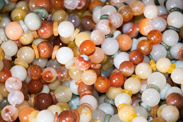 кр�упным планом коллаж из различных бусин для браслет - glass jewelry bead bugle стоковые фото и изображения