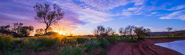 alice springs ao pôr-do-sol - northern territory - fotografias e filmes do acervo