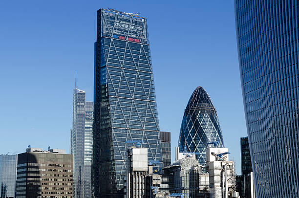 london finanzas globales y el distrito de negocios rascacielos - tower 42 fotografías e imágenes de stock