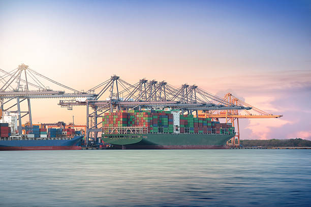 logística de importación y exportación en el fondo, recipiente de transporte de carga directa - commercial dock global finance container harbor fotografías e imágenes de stock