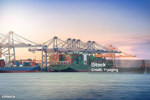 Photo libre de droit de Import Logistique Exportplan Navire De Fret Cargo Conteneur banque d'images et plus d'images libres de droit de Porto