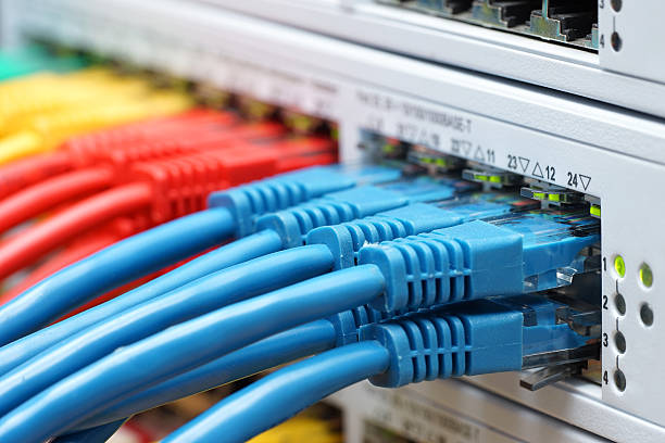 colorido cabos de rede conectada no switch de rede de internet de tecnologia de comunicação - binary code close up computer data - fotografias e filmes do acervo