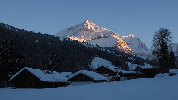 noite em feutersoey - bernese oberland gstaad winter snow imagens e fotografias de stock