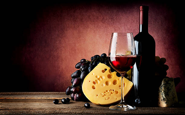 queijo e vinho - bottle bordeaux green wine - fotografias e filmes do acervo