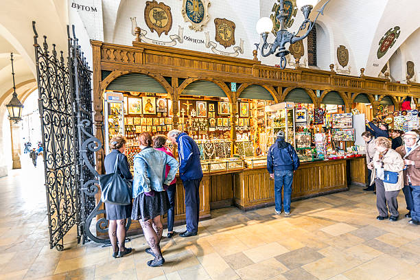 passage mit souvenir-stände von der künstlerischen gestaltung der gotischen tuch - cloth hall stock-fotos und bilder