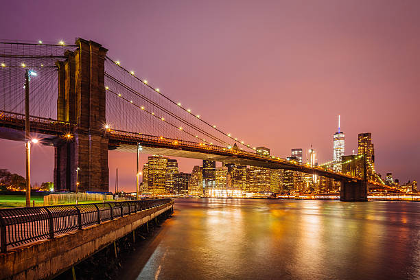 ブルックリン橋とマンハッタンに沈む夕日 - east river riverbank waters edge suspension bridge ストックフォトと画像