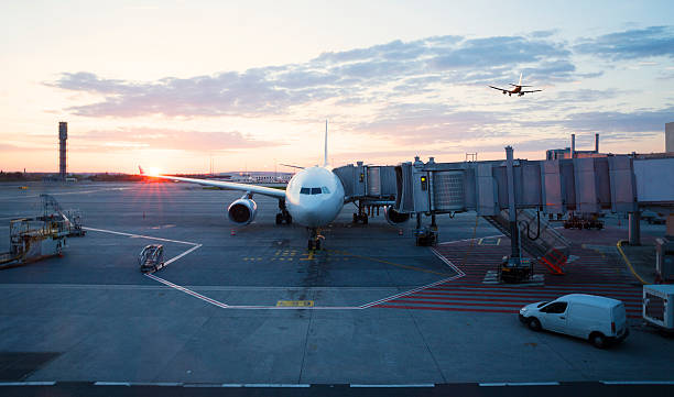 аэропорт шарль де голль, париж - air traffic control tower airport runway air travel стоковые фото и изображения