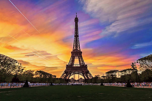 закат облака eiffel - dramatic sky built structure tower monument стоковые фото и изображения