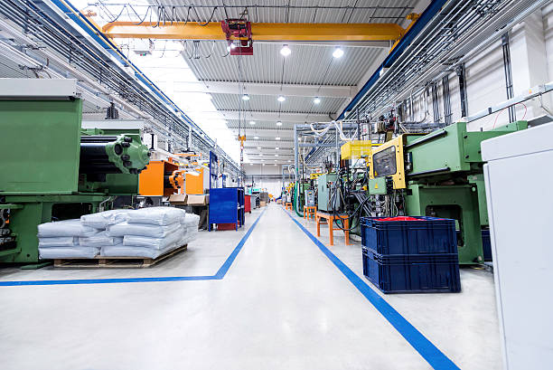 intérieur de l'usine de production en plastique - crane shot photos et images de collection