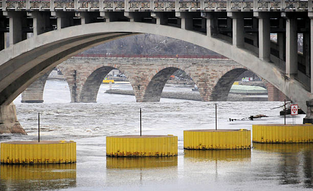 puentes de minneapolis-río mississippi - puente de la tercera avenida fotografías e imágenes de stock