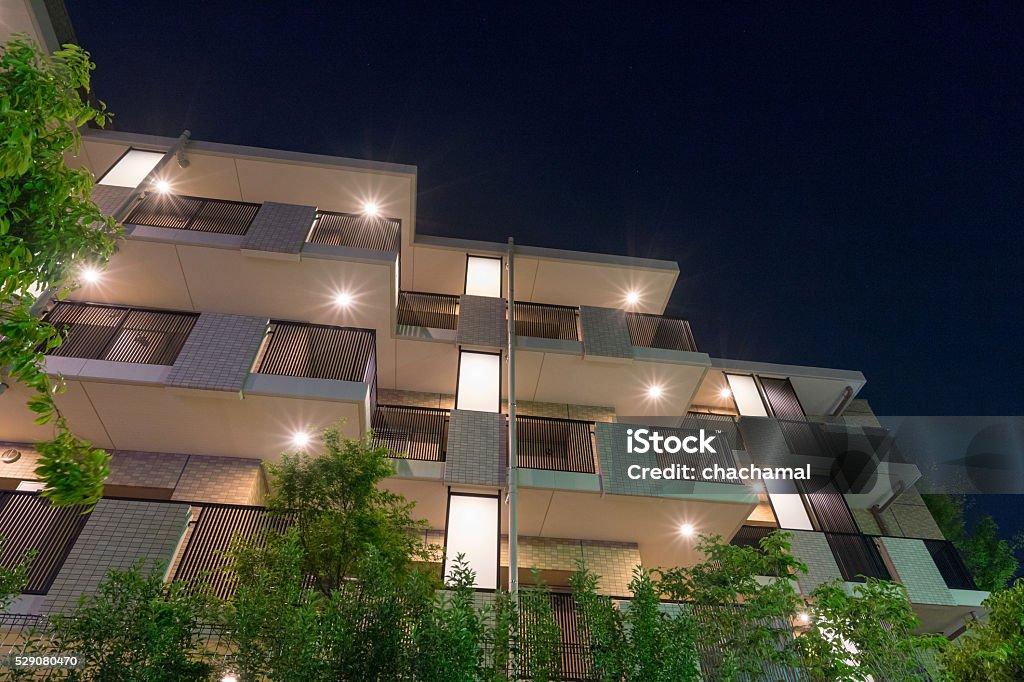 Nouveau complexe d'appartements de grande qualité, appartement (vue de nuit, Japon) - Photo de A la mode libre de droits