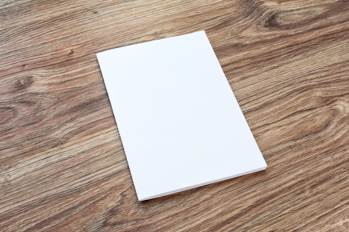 Blanco de folleto es sobre un escritorio de madera. photo