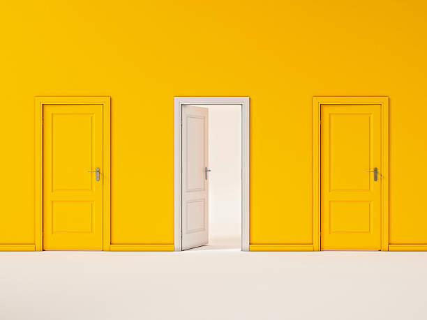 puerta blanca sobre amarillo pared, medio de la puerta de negocios - new possibilities fotografías e imágenes de stock