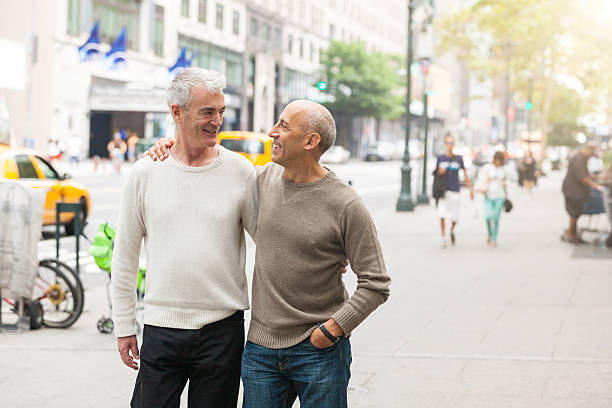 gay para spaceru w nowym jorku - senior adult new york state new york city active seniors zdjęcia i obrazy z banku zdjęć