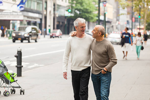 gay para spaceru w nowym jorku - senior adult new york state new york city active seniors zdjęcia i obrazy z banku zdjęć