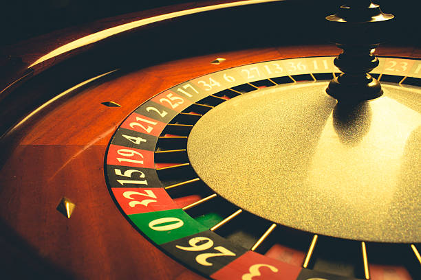 stary koło do ruletki - casino black and white gambling chip gambling zdjęcia i obrazy z banku zdjęć