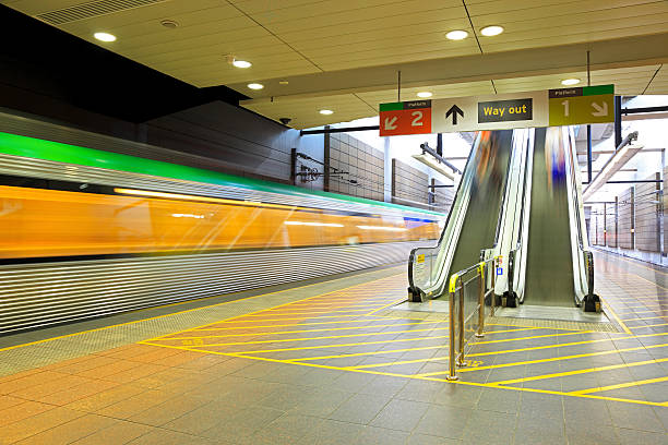 offuscata metropolitana in partenza dalla stazione della metropolitana - train australia electric train image foto e immagini stock