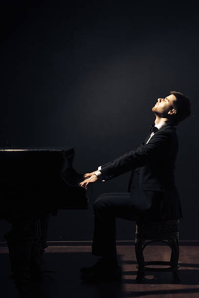 ピアノのクラシック音楽のミュージシャンプレーヤー - グランドピアノ ストックフォトと画像