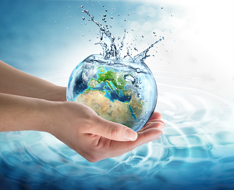 Conservación del agua en Europa-agua mundo en las manos photo