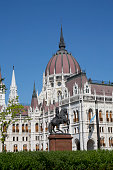 statue-und-dem-kuppel-der-ungarische-parlament-in-budapest.jpg?b=1&s=170x170&k=20&c=MJKEAPtyAvsR8wsKIYAvywcvPwGKRkAiNTIXZyMqCK4=