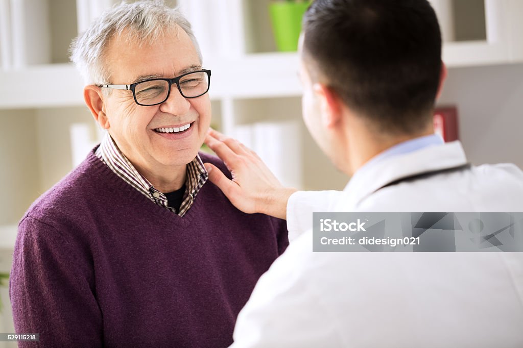 Médico sorridente feliz paciente visite - Foto de stock de Paciente royalty-free