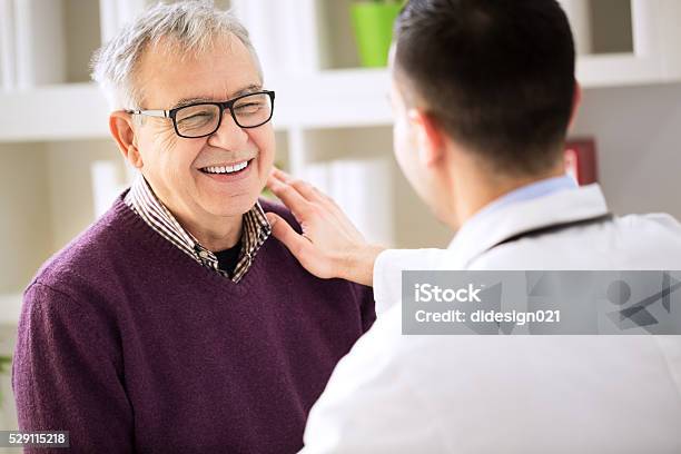 Foto de Médico Sorridente Feliz Paciente Visite e mais fotos de stock de Paciente - Paciente, Doutor, Felicidade